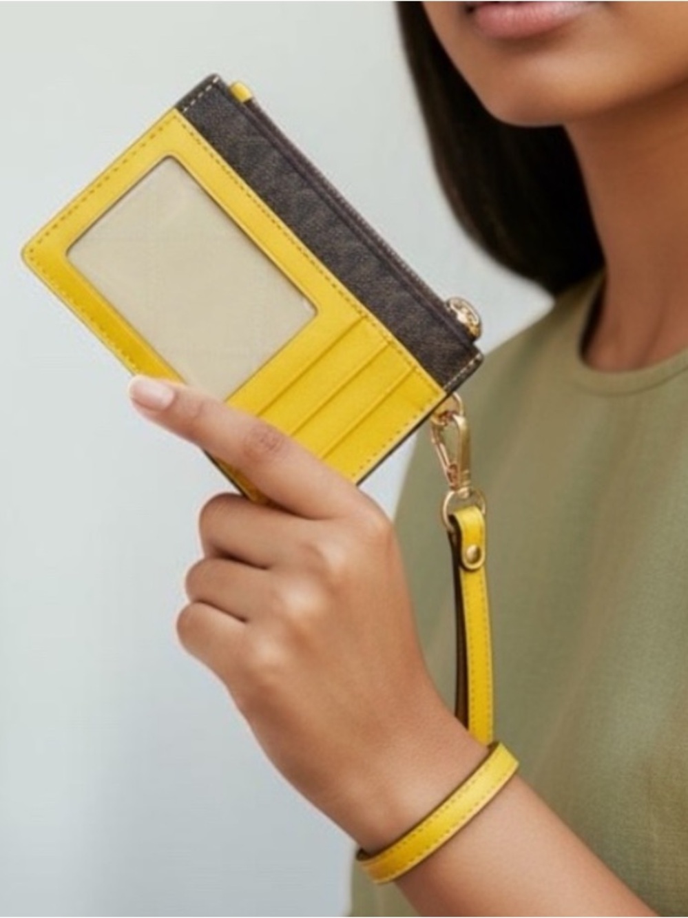 EUC MICHAEL KORS LEATHER TOP ZIP
COIN POUCH ID HOLDER KEYCHAIN (JASMINE YELLOW)